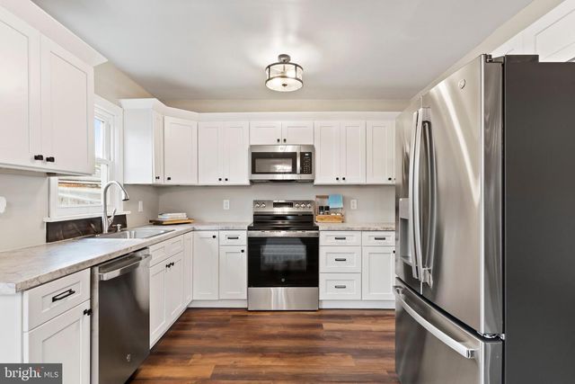 3102 SCHOOLHOUSE LN, Harrisburg, PA 17109