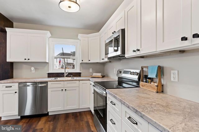 3102 SCHOOLHOUSE LN, Harrisburg, PA 17109