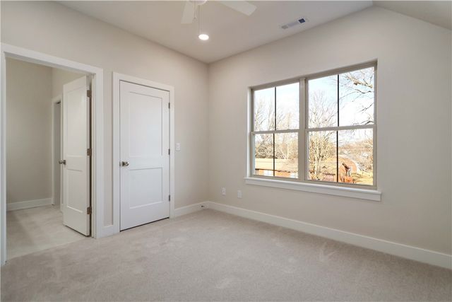 2084 N Dutton Place, Fayetteville, AR 72703