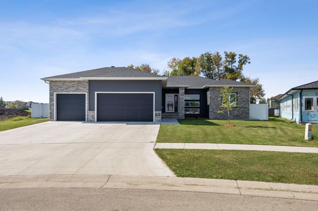 5881 31st Street S, Fargo, ND 58104