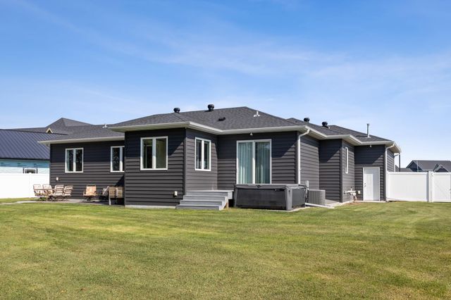 5881 31st Street S, Fargo, ND 58104