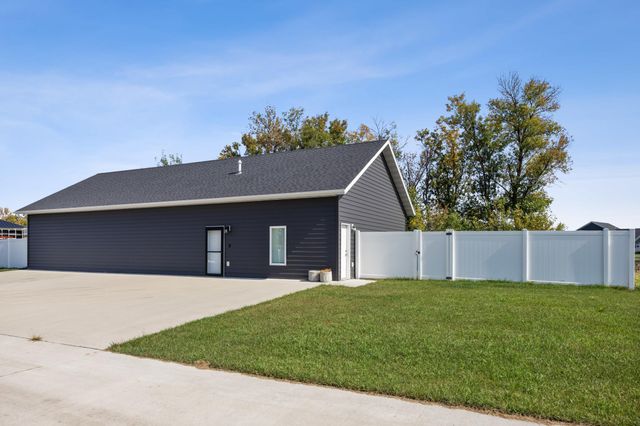 5881 31st Street S, Fargo, ND 58104