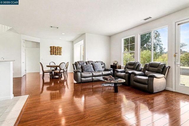 5701 Oakmont Dr, Richmond, CA 94806