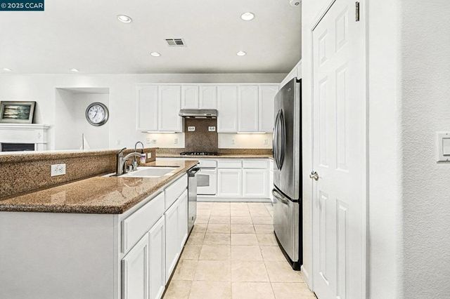 5701 Oakmont Dr, Richmond, CA 94806