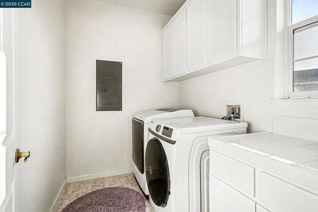 5701 Oakmont Dr, Richmond, CA 94806