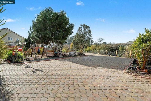 5701 Oakmont Dr, Richmond, CA 94806