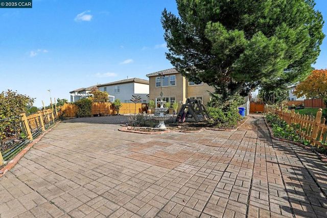 5701 Oakmont Dr, Richmond, CA 94806