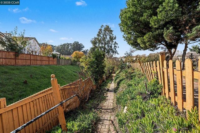 5701 Oakmont Dr, Richmond, CA 94806