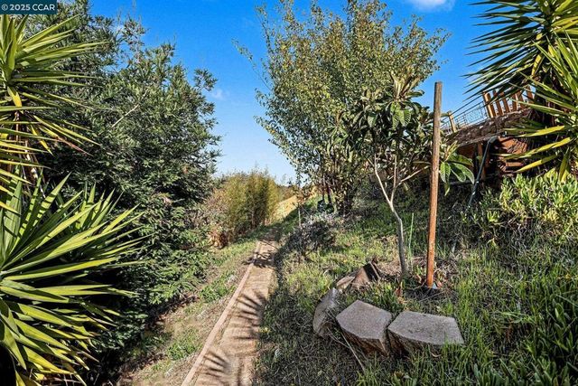 5701 Oakmont Dr, Richmond, CA 94806