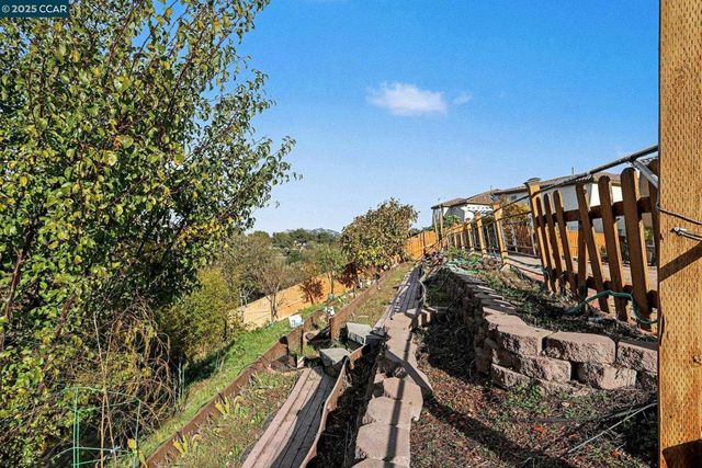 5701 Oakmont Dr, Richmond, CA 94806