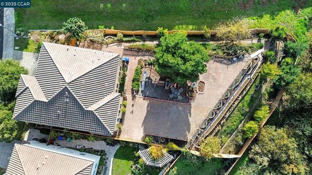 5701 Oakmont Dr, Richmond, CA 94806