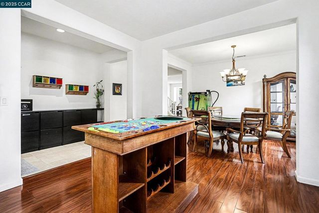 5701 Oakmont Dr, Richmond, CA 94806