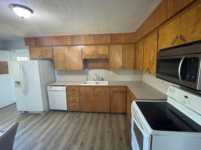 203 State Hwy 39, Miller, MO 65707