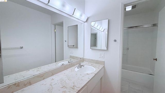 8 Admiral Dr. A232, Emeryville, CA 94608