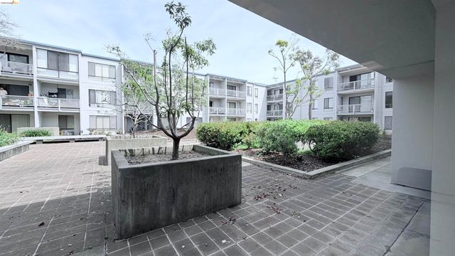 8 Admiral Dr. A232, Emeryville, CA 94608