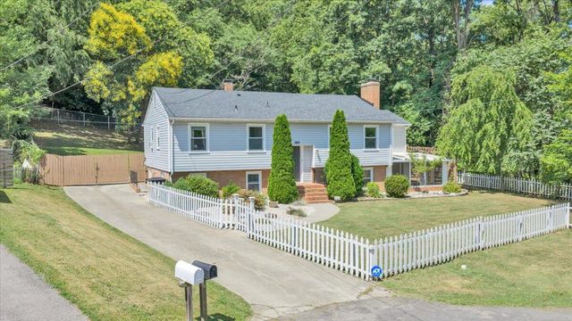 1901 Brookfield DR, Roanoke, VA 24018