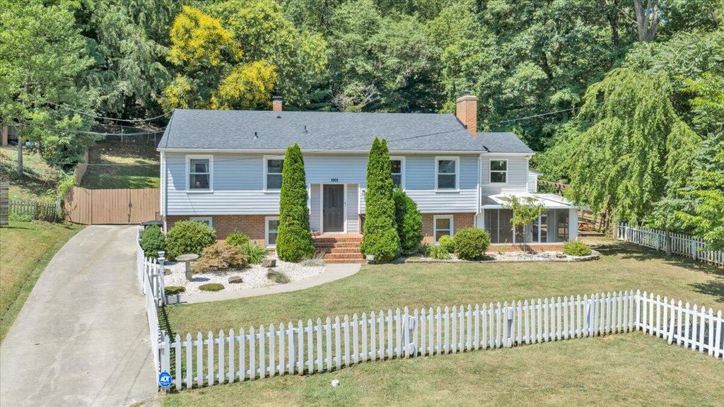 1901 Brookfield DR, Roanoke, VA 24018