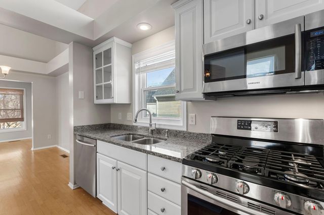 10247 Country Club Curve, Woodbury, MN 55129