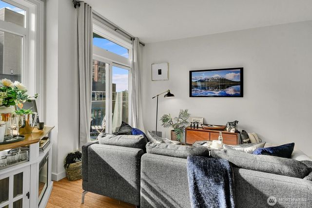 2414 1st Avenue #321, Seattle, WA 98121