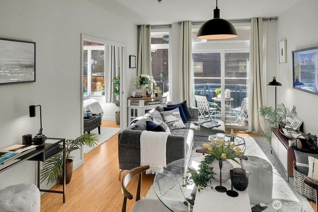 2414 1st Avenue #321, Seattle, WA 98121