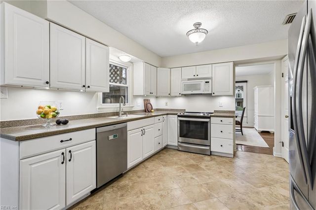 887 Weyanoke LN, Newport News, VA 23608