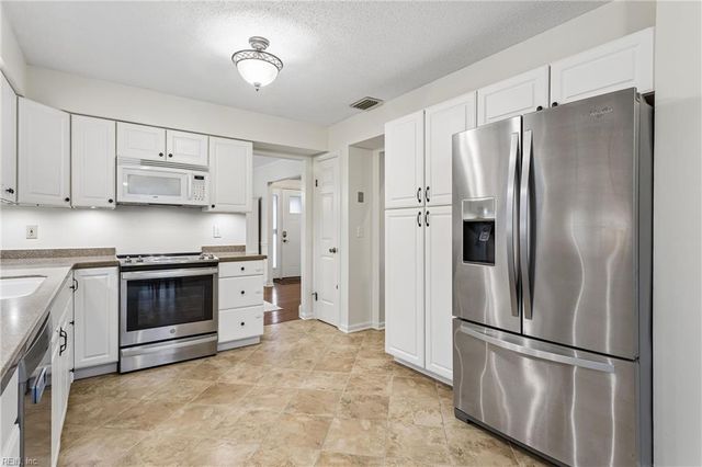 887 Weyanoke LN, Newport News, VA 23608