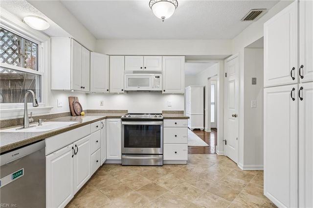 887 Weyanoke LN, Newport News, VA 23608