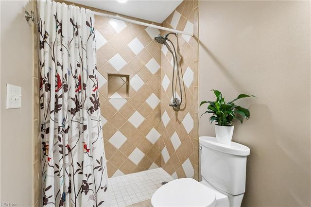 887 Weyanoke LN, Newport News, VA 23608