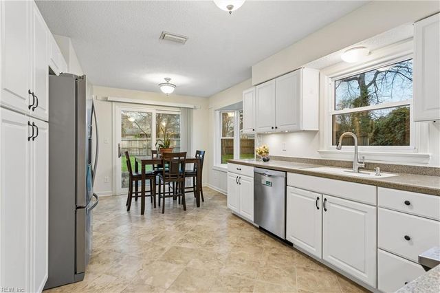 887 Weyanoke LN, Newport News, VA 23608