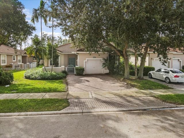 7620 S Aragon Blvd 1, Sunrise, FL 33322