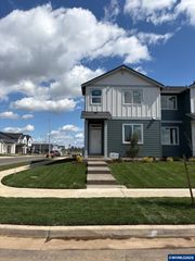 1024 Drake Ln, Woodburn, OR 97071