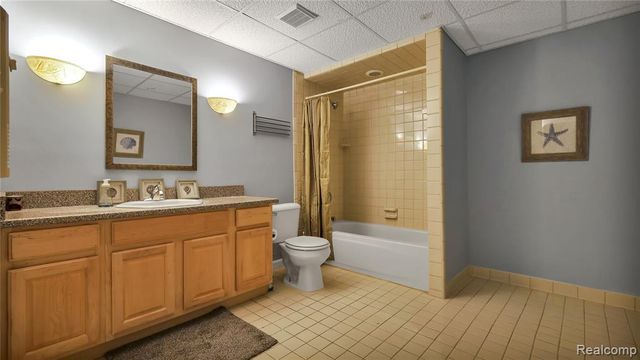 6621 Glenshaw Court, West Bloomfield, MI 48322