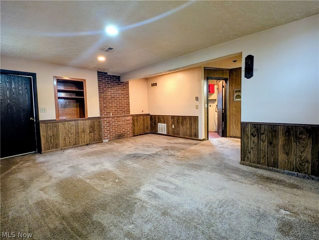 205 Oakwood Lane, Seville, OH 44273