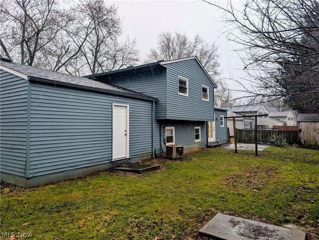 205 Oakwood Lane, Seville, OH 44273