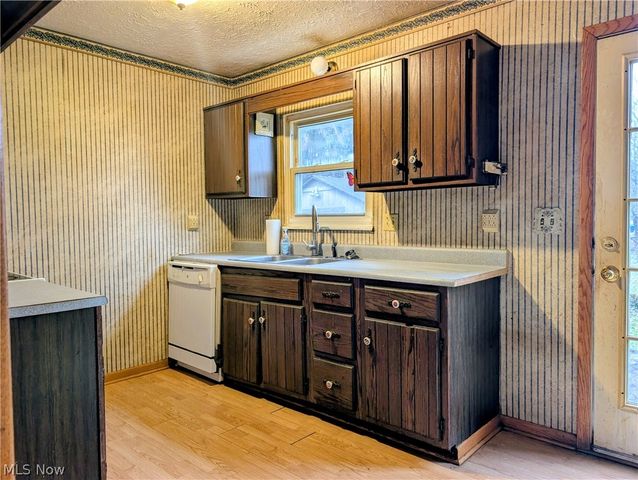 205 Oakwood Lane, Seville, OH 44273