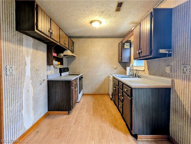 205 Oakwood Lane, Seville, OH 44273