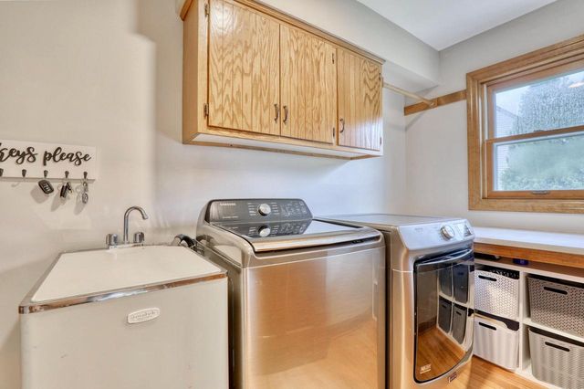 W241N5923 Goldencrest COURT, Sussex, WI 53089
