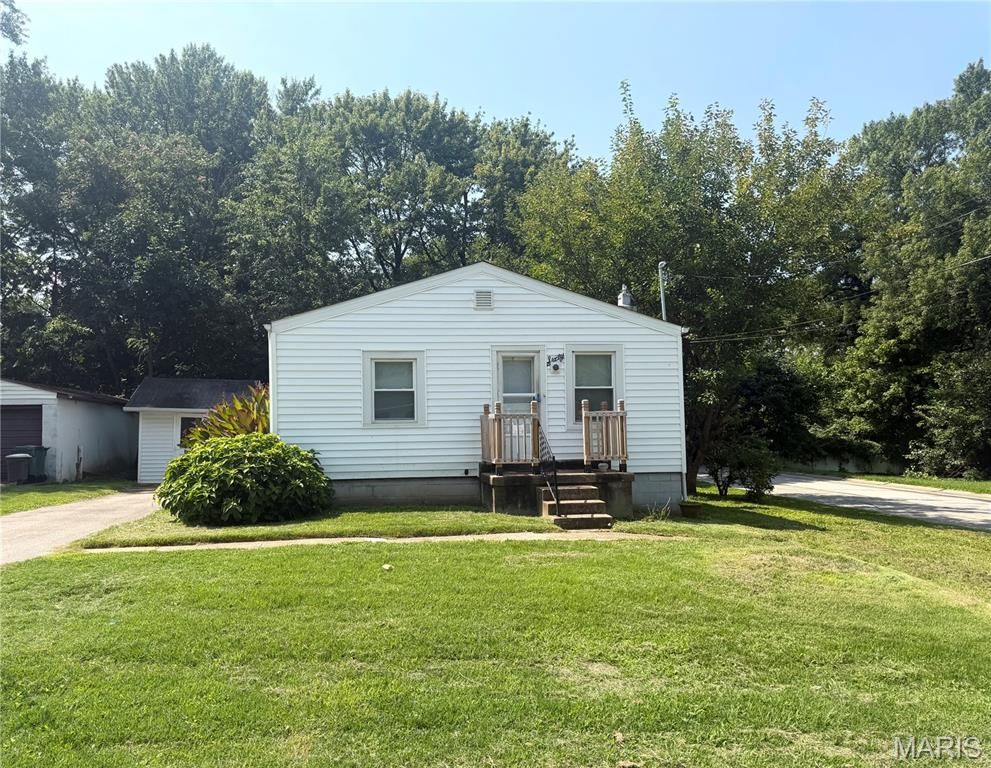 60 Connolly Drive, Calverton Park, MO 63135