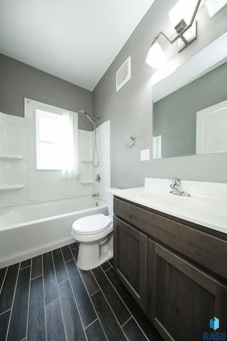 1911 S Prairie Ave, Sioux Falls, SD 57105