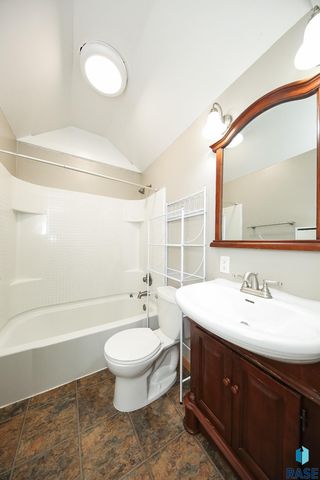 1911 S Prairie Ave, Sioux Falls, SD 57105