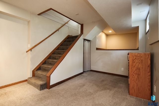 1911 S Prairie Ave, Sioux Falls, SD 57105
