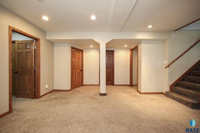 1911 S Prairie Ave, Sioux Falls, SD 57105