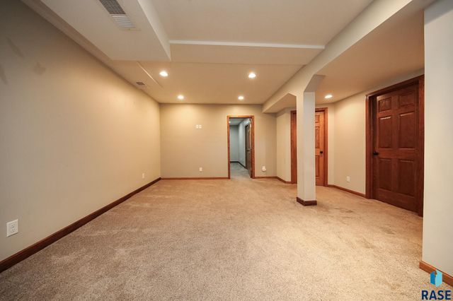 1911 S Prairie Ave, Sioux Falls, SD 57105