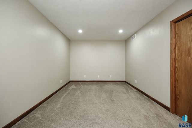 1911 S Prairie Ave, Sioux Falls, SD 57105