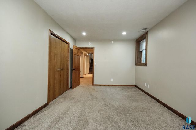 1911 S Prairie Ave, Sioux Falls, SD 57105