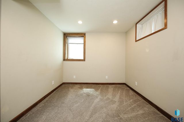 1911 S Prairie Ave, Sioux Falls, SD 57105