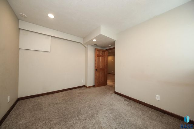 1911 S Prairie Ave, Sioux Falls, SD 57105