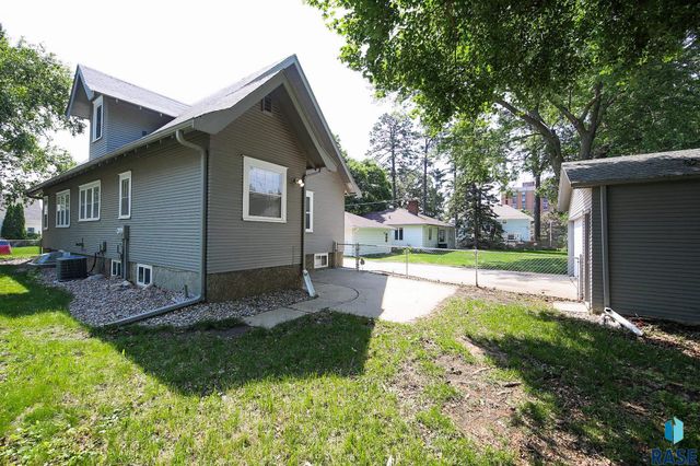 1911 S Prairie Ave, Sioux Falls, SD 57105