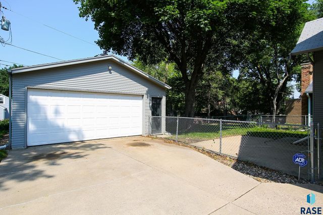 1911 S Prairie Ave, Sioux Falls, SD 57105