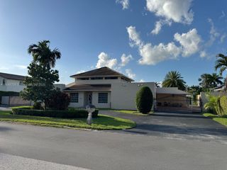 9931 NW 130th St, Hialeah Gardens, FL 33018